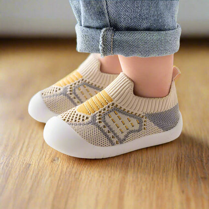 Beige Babyschuhe aus Netzstrick mit gelben Streifen und weißer Gummisohle, another view