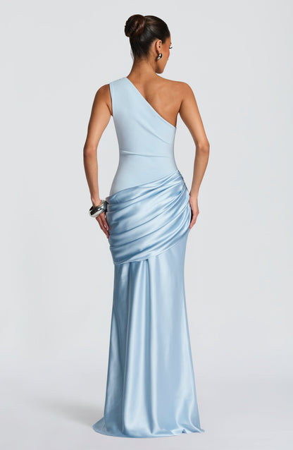 Rückansicht des hellblauen One-Shoulder-Maxikleids aus Satin mit drapiertem Rock.
