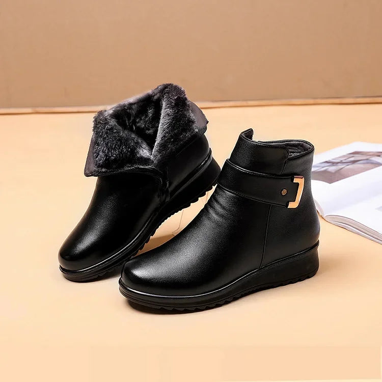 Schwarze Damen-Winterstiefel mit Kunstfellfutter, rutschfeste Sohle, modisches Design.