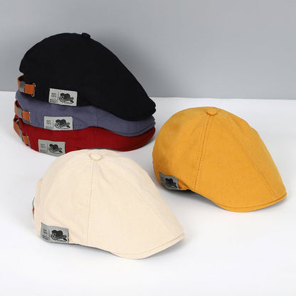 Sechs Schiebermützen in Schwarz, Rot, Grau, Gelb, Beige; Baumwolle, Unisex, modisch.