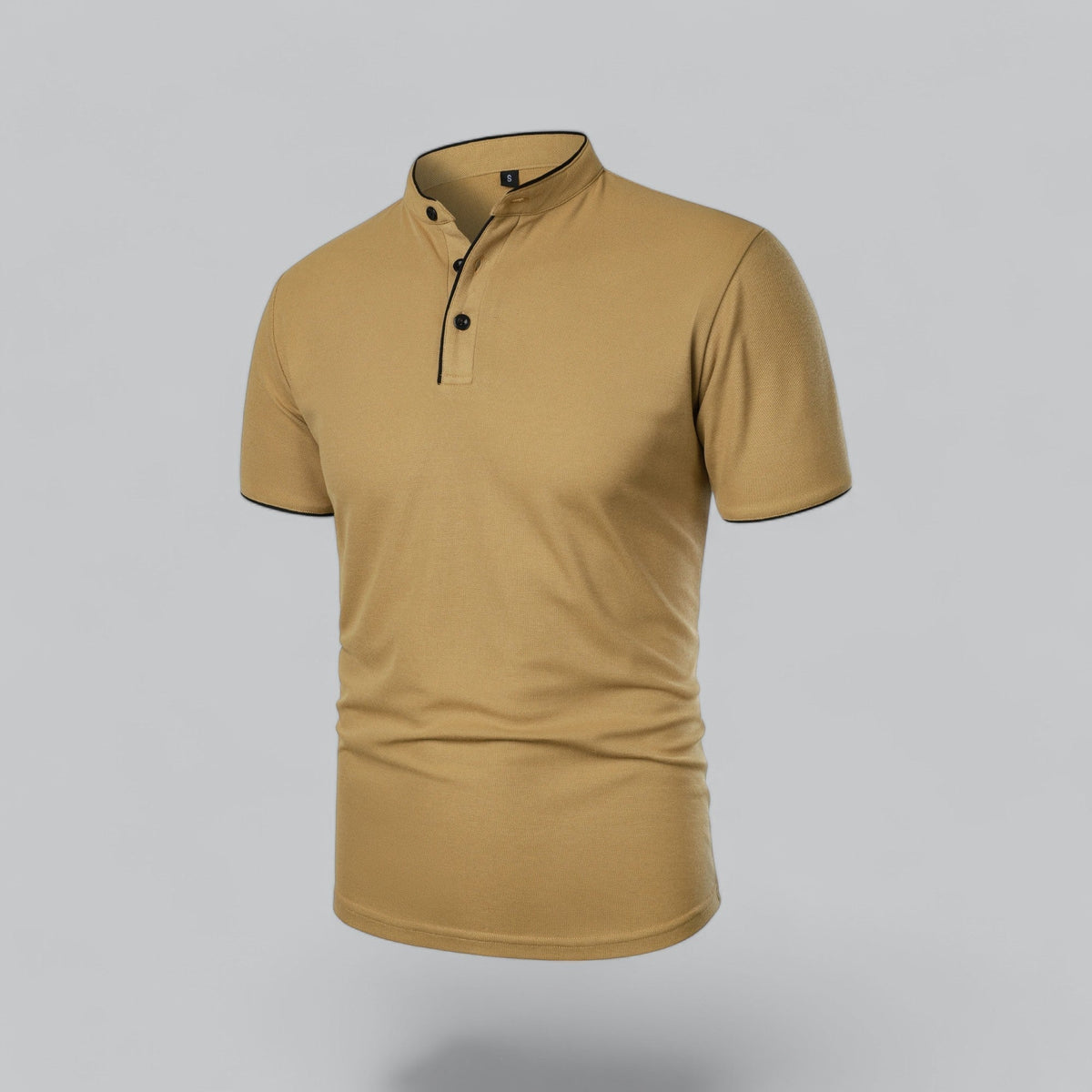 Schräge Seitenansicht des senfgelben Poloshirts mit Knopfleiste und schwarzer Paspel 11