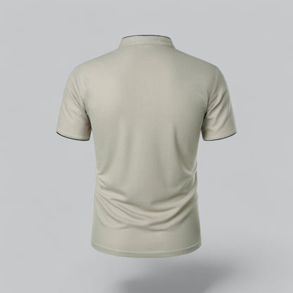 Rückansicht des hellbeigen Poloshirts mit glattem Rücken und Stehkragen 12