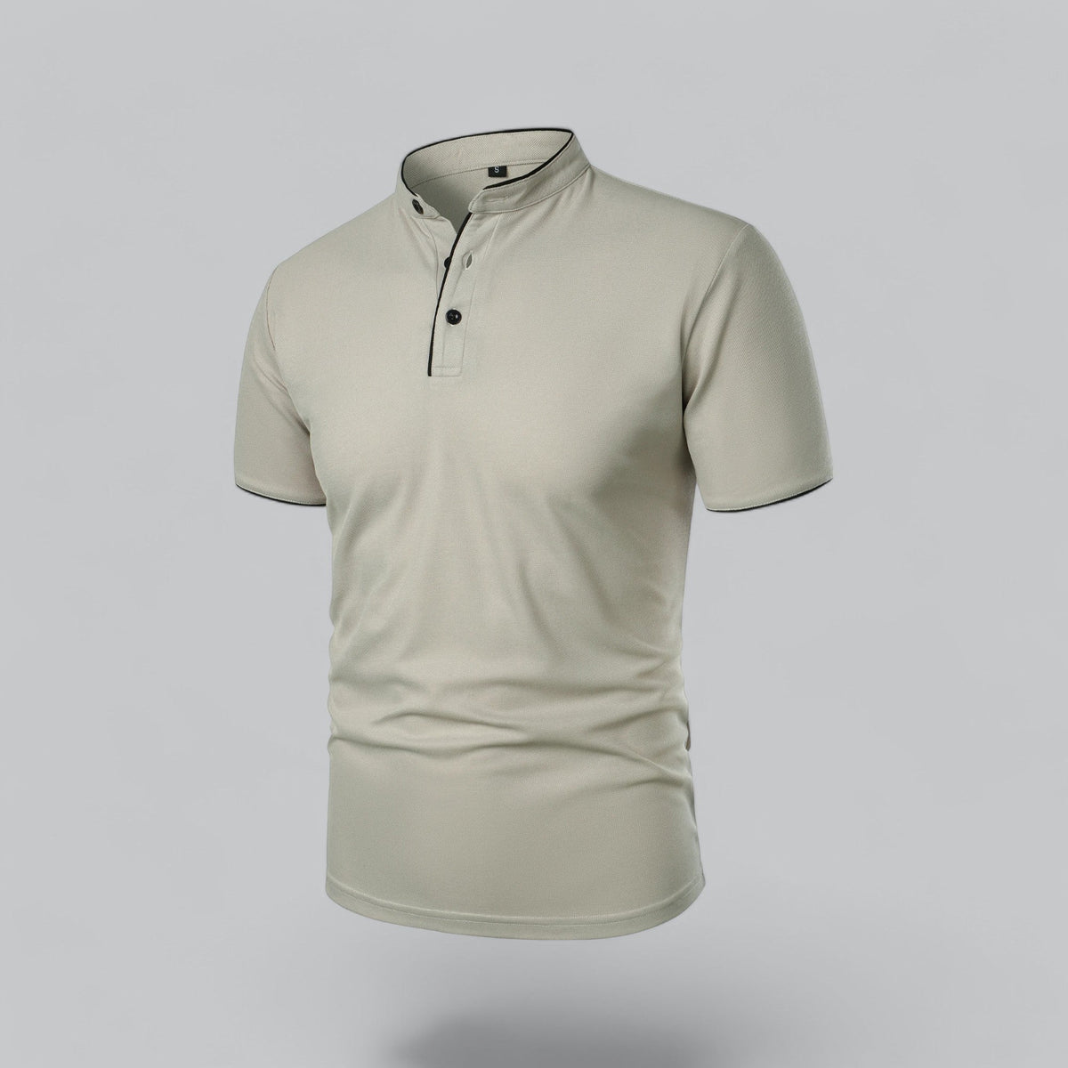 Schräge Seitenansicht des hellbeigen Poloshirts mit schwarzer Paspel an Kragen und Ärmeln 13