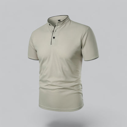 Schräge Seitenansicht des hellbeigen Poloshirts mit schwarzer Paspel an Kragen und Ärmeln 13