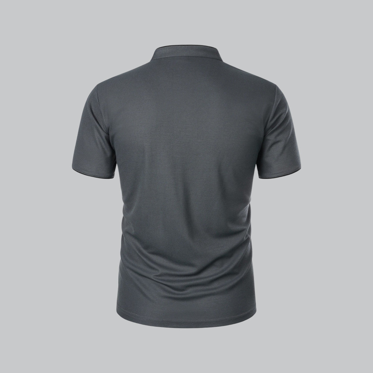 Rückansicht des dunkelgrauen Poloshirts mit glattem Rücken und Stehkragen 14