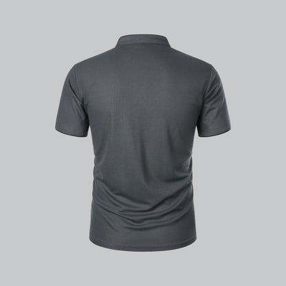Rückansicht des dunkelgrauen Poloshirts mit glattem Rücken und Stehkragen 14