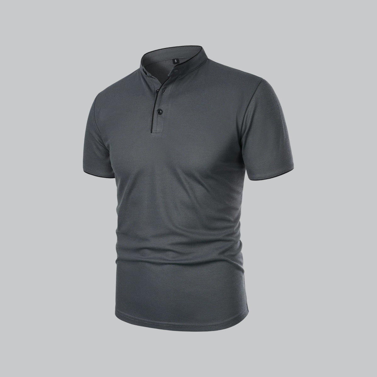 Schräge Seitenansicht des dunkelgrauen Poloshirts mit Knopfleiste und schwarzer Paspel 15