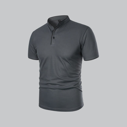 Schräge Seitenansicht des dunkelgrauen Poloshirts mit Knopfleiste und schwarzer Paspel 15