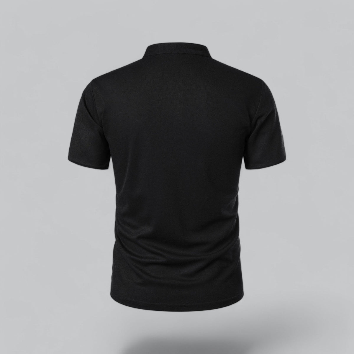 Rückansicht des schwarzen Poloshirts mit glattem Rücken und Stehkragen 16