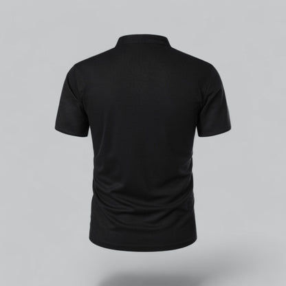 Rückansicht des schwarzen Poloshirts mit glattem Rücken und Stehkragen 16