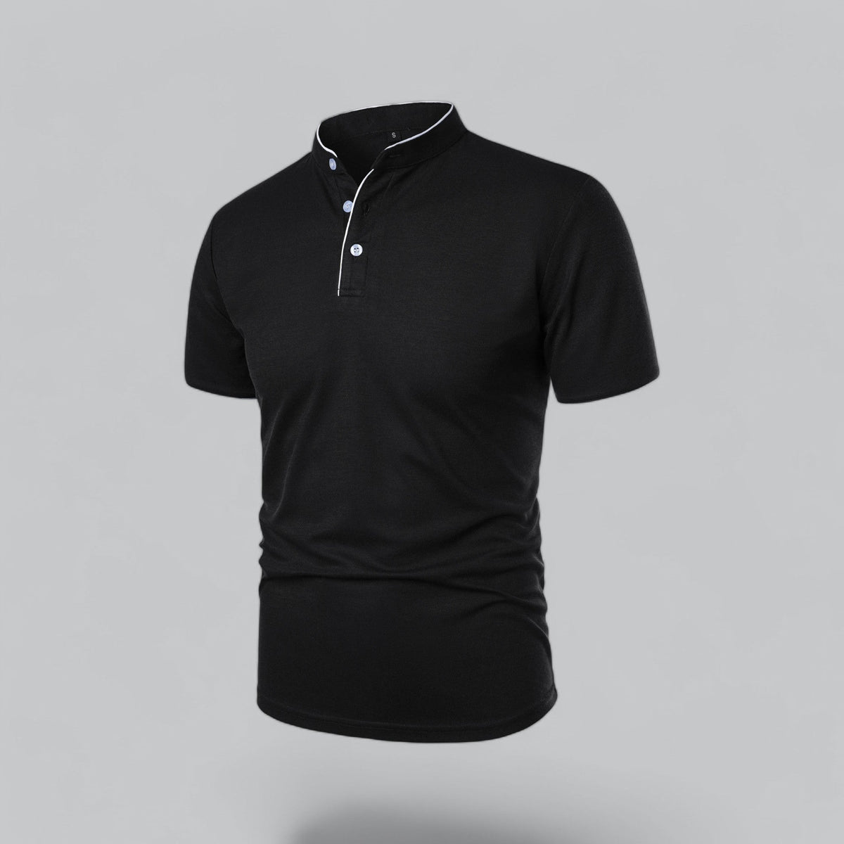 Schräge Seitenansicht des schwarzen Poloshirts mit weißer Paspel und hellen Knöpfen 17