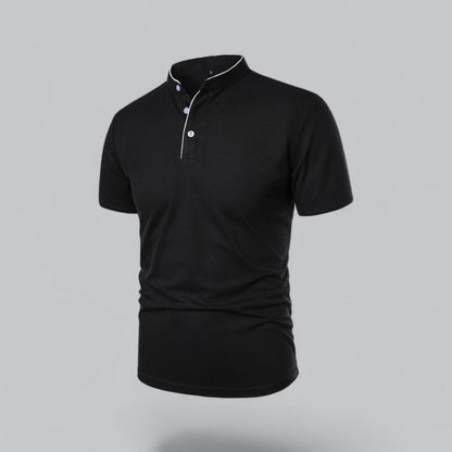 Schräge Seitenansicht des schwarzen Poloshirts mit weißer Paspel und hellen Knöpfen 17