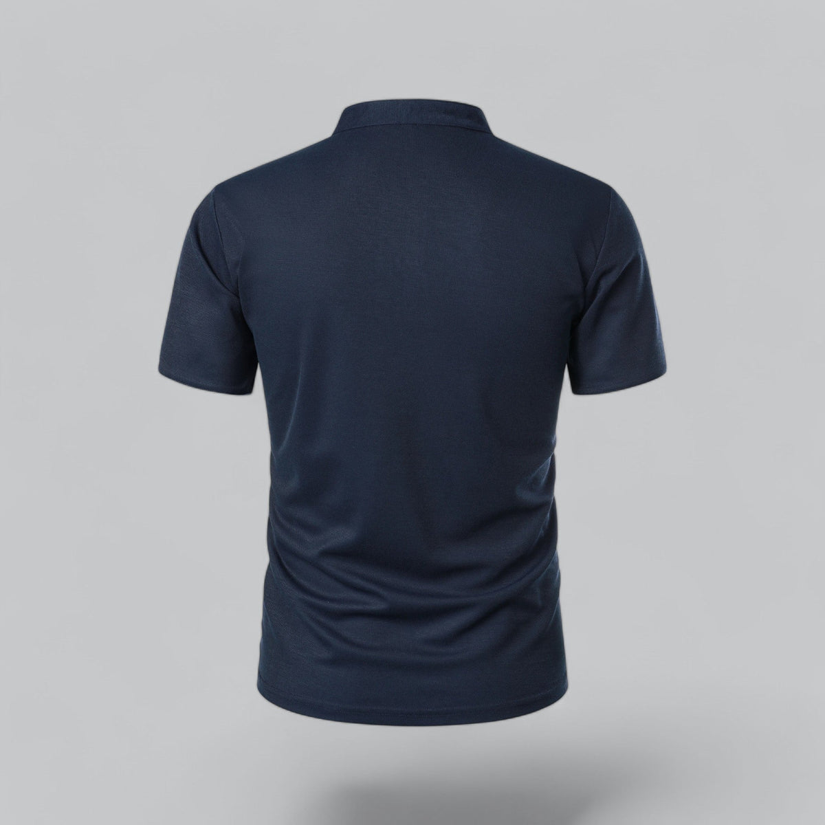 Rückansicht des dunkelblauen Poloshirts mit glattem Rücken und Stehkragen 18