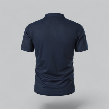 Rückansicht des dunkelblauen Poloshirts mit glattem Rücken und Stehkragen 18