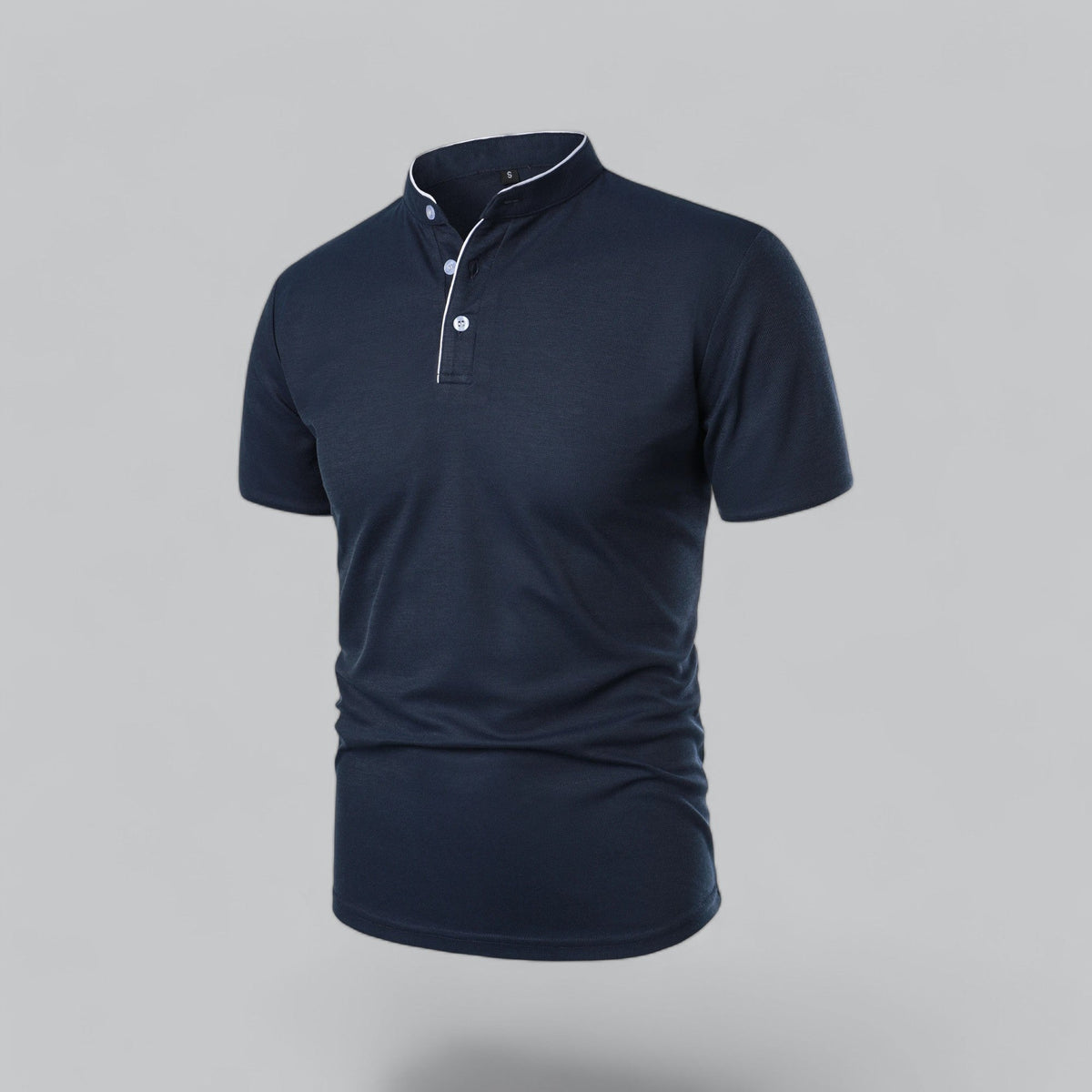 Schräge Seitenansicht des dunkelblauen Poloshirts mit weißer Paspel und hellen Knöpfen 19