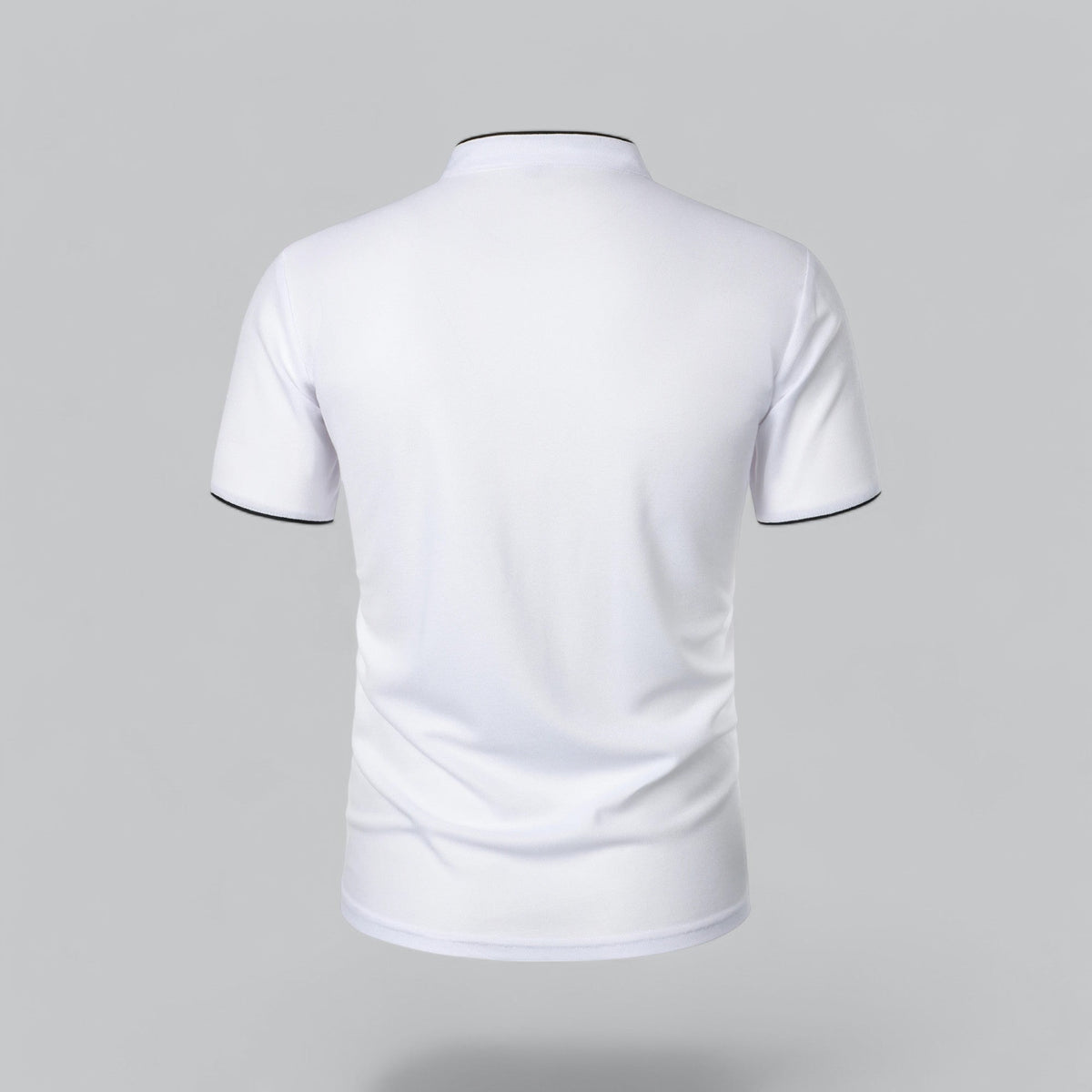 Rückansicht des weißen Poloshirts mit schwarzer Paspel am Kragen und an den Ärmeln 20