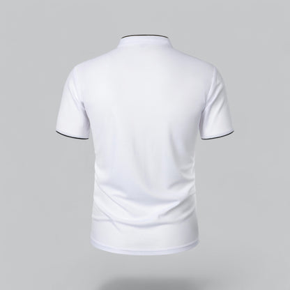 Rückansicht des weißen Poloshirts mit schwarzer Paspel am Kragen und an den Ärmeln 20