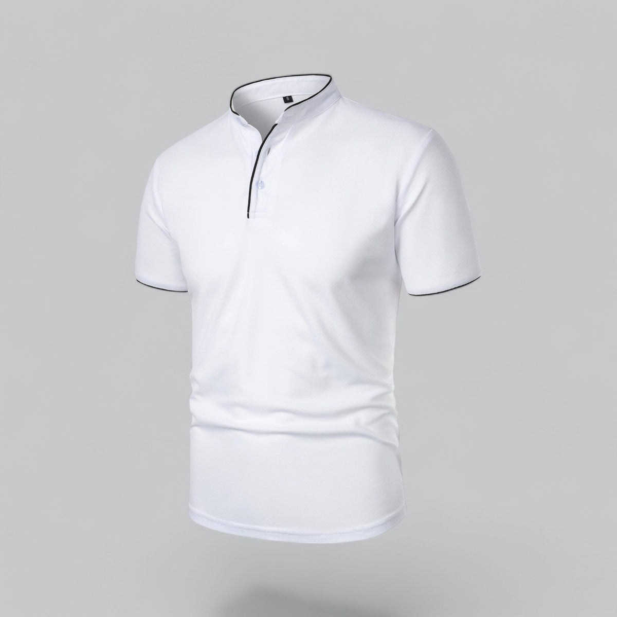 Weißes Poloshirt mit Stehkragen, schwarzem Paspel an Kragen, Knopfleiste und Ärmelsäumen, schräge Vorderansicht 21