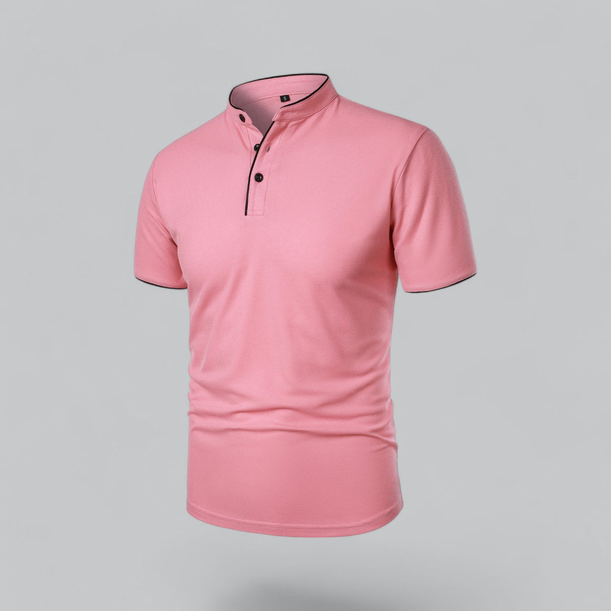Rosafarbenes Poloshirt in schräger Vorderansicht, schwarze Knöpfe und schwarzer Paspel an Stehkragen und Ärmeln 23