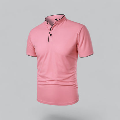 Rosafarbenes Poloshirt in schräger Vorderansicht, schwarze Knöpfe und schwarzer Paspel an Stehkragen und Ärmeln 23
