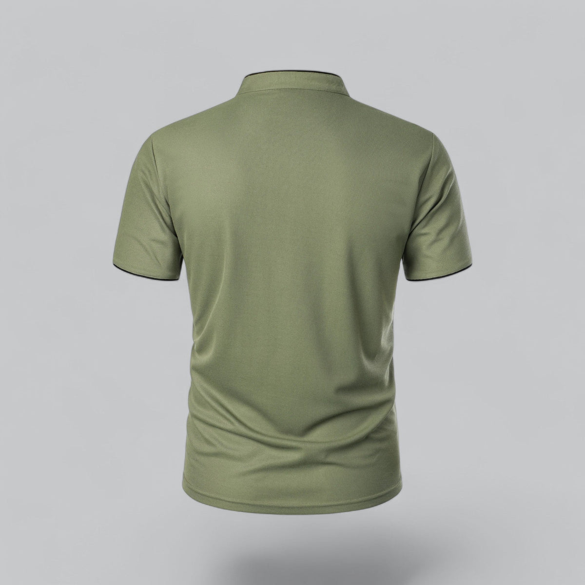 Olivgrünes Poloshirt von hinten mit Stehkragen, glattem Rücken und schwarz abgesetzten Ärmelsäumen 24