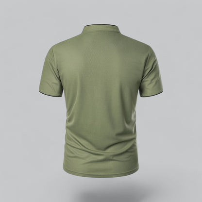 Olivgrünes Poloshirt von hinten mit Stehkragen, glattem Rücken und schwarz abgesetzten Ärmelsäumen 24