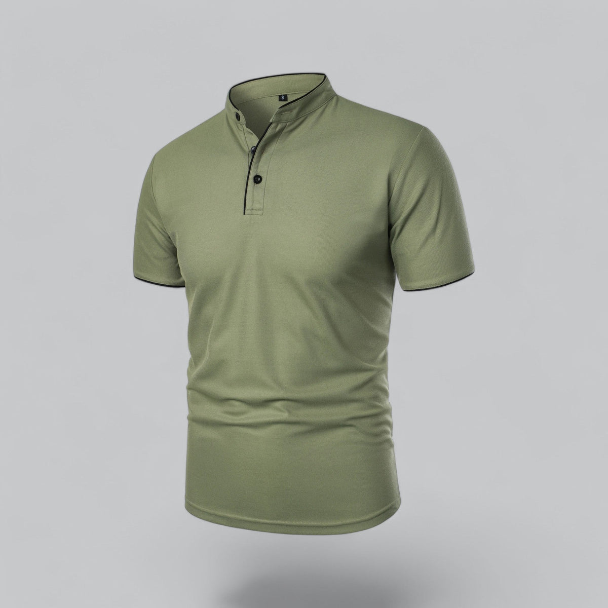 Olivgrünes Poloshirt in schräger Vorderansicht, schwarze Knöpfe, Paspel am Stehkragen und an den Ärmeln 25