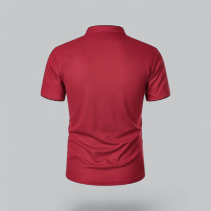 Rotes Poloshirt von hinten, glatter Rücken, Stehkragen und schwarz abgesetzte kurze Ärmel 26