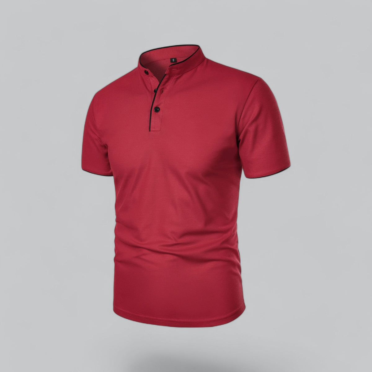 Rotes Poloshirt in schräger Vorderansicht mit schwarzen Knöpfen und schwarzem Paspel an Kragen und Ärmeln 27
