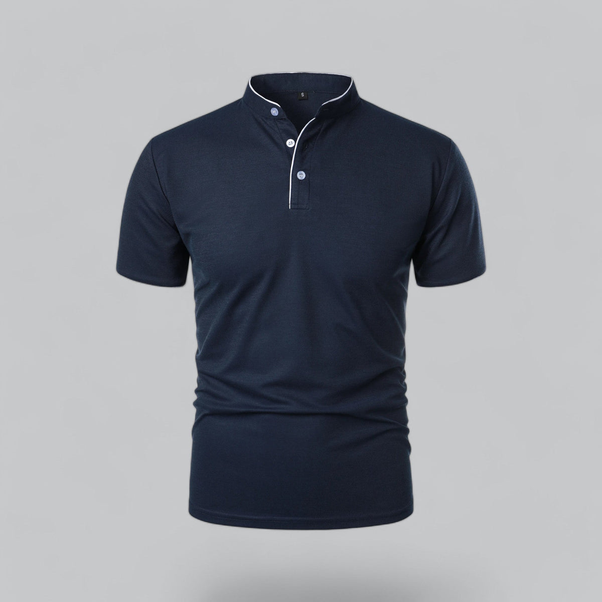 Vorderansicht des Stehkragen-Poloshirts in Dunkelblau mit weißer Paspel und hellen Knöpfen 5