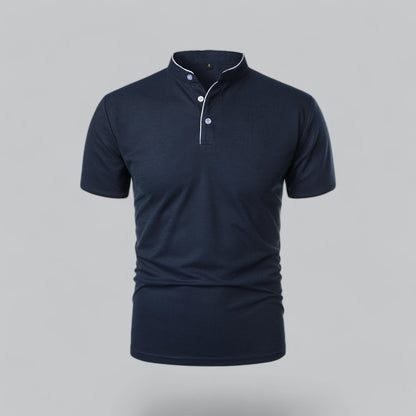 Vorderansicht des Stehkragen-Poloshirts in Dunkelblau mit weißer Paspel und hellen Knöpfen 5