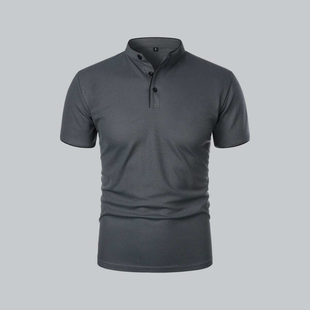 Vorderansicht des Stehkragen-Poloshirts in Dunkelgrau mit schwarzer Paspel und schwarzen Knöpfen 3