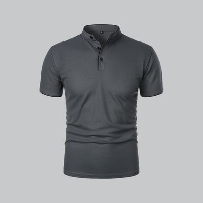 Vorderansicht des Stehkragen-Poloshirts in Dunkelgrau mit schwarzer Paspel und schwarzen Knöpfen 3