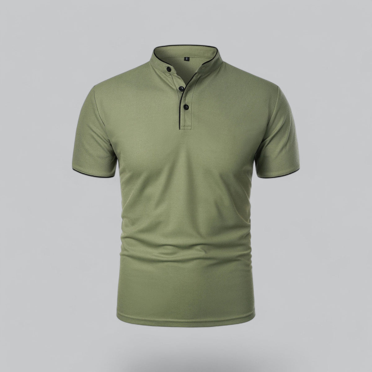Vorderansicht des Stehkragen-Poloshirts in Olivgrün mit schwarzer Paspel und schwarzen Knöpfen 8