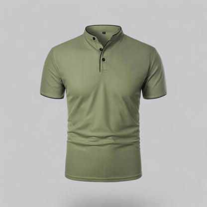 Vorderansicht des Stehkragen-Poloshirts in Olivgrün mit schwarzer Paspel und schwarzen Knöpfen 8