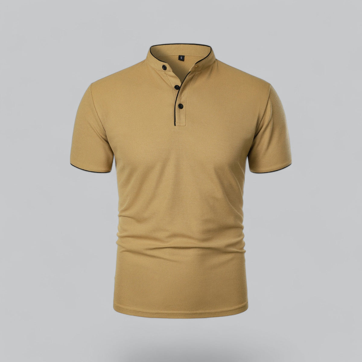 Vorderansicht des Stehkragen-Poloshirts in Senfgelb mit schwarzer Paspel und drei schwarzen Knöpfen 1