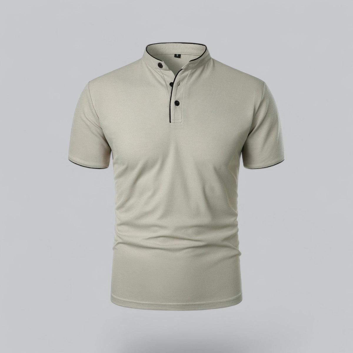 Vorderansicht des Stehkragen-Poloshirts in Hellbeige mit schwarzer Paspel an Kragen, Knopfleiste und Ärmeln 2