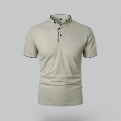 Vorderansicht des Stehkragen-Poloshirts in Hellbeige mit schwarzer Paspel an Kragen, Knopfleiste und Ärmeln 2