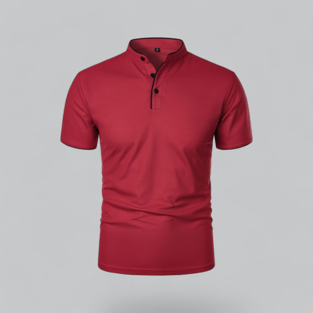 Vorderansicht des Stehkragen-Poloshirts in Rot mit schwarzer Paspel und schwarzen Knöpfen 9