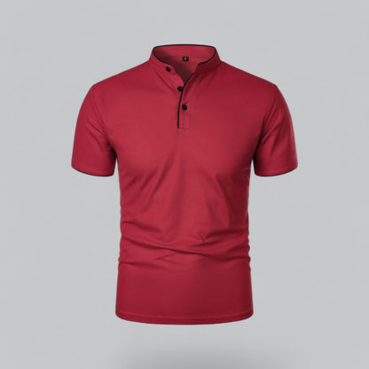 Vorderansicht des Stehkragen-Poloshirts in Rot mit schwarzer Paspel und schwarzen Knöpfen 9