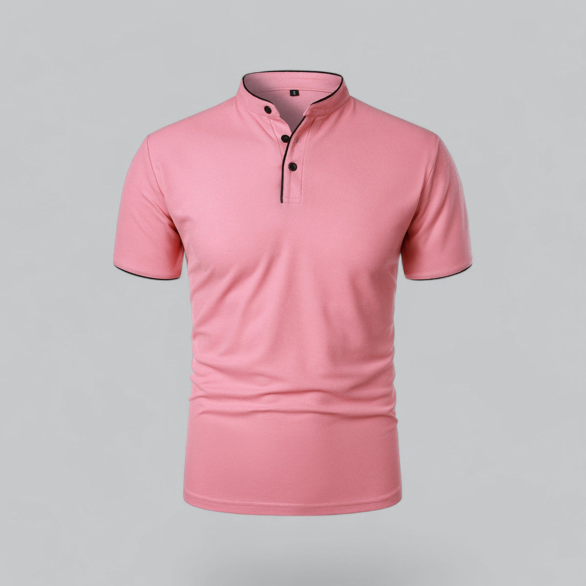 Vorderansicht des Stehkragen-Poloshirts in Rosa mit schwarzer Paspel und schwarzen Knöpfen 7
