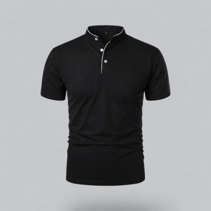 Vorderansicht des Stehkragen-Poloshirts in Schwarz mit weißer Paspel und hellen Knöpfen 4