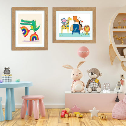 Zwei Rahmen in Holzoptik an der Wand eines Kinderzimmers, darin Zeichnungen von Krokodil mit Regenbögen und Tieren, darunter Kuscheltiere und Spielzeug. 13