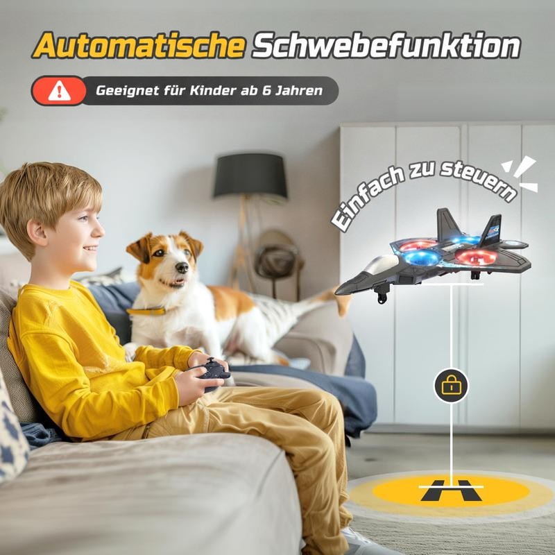 Junge im gelben Pulli steuert das schwebende Flugzeug im Wohnzimmer mit der Fernsteuerung, neben ihm sitzt ein Hund auf dem Sofa. 6