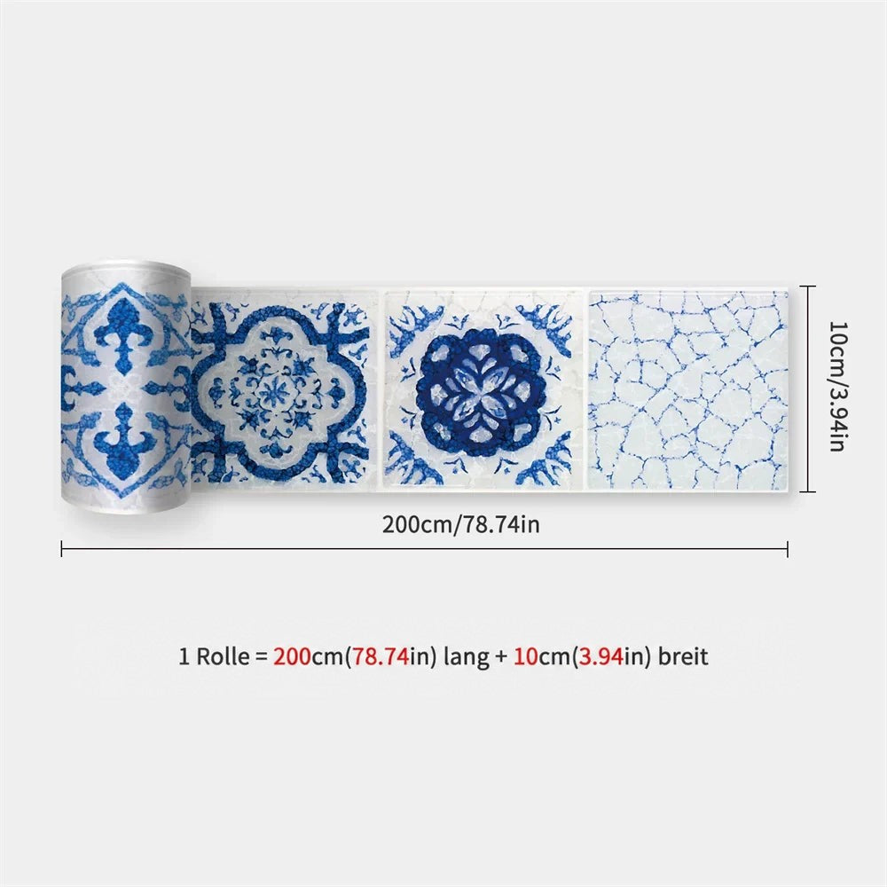 Aufgerollter Streifen mit blau-weißen Fliesenmotiven im Craquelé-Look, darunter Blüten- und Rissmuster, Maßangaben 200 x 10 30
