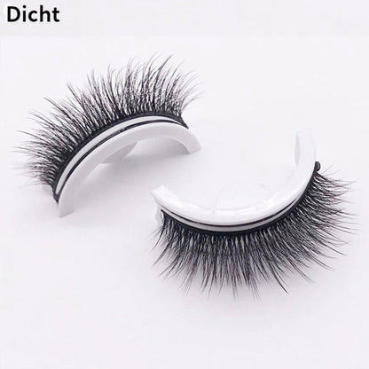 Zwei Wimpernpaare auf weißen Haltern vor hellem Hintergrund, Variante mit besonders dichten, vollen Wimpern. 12