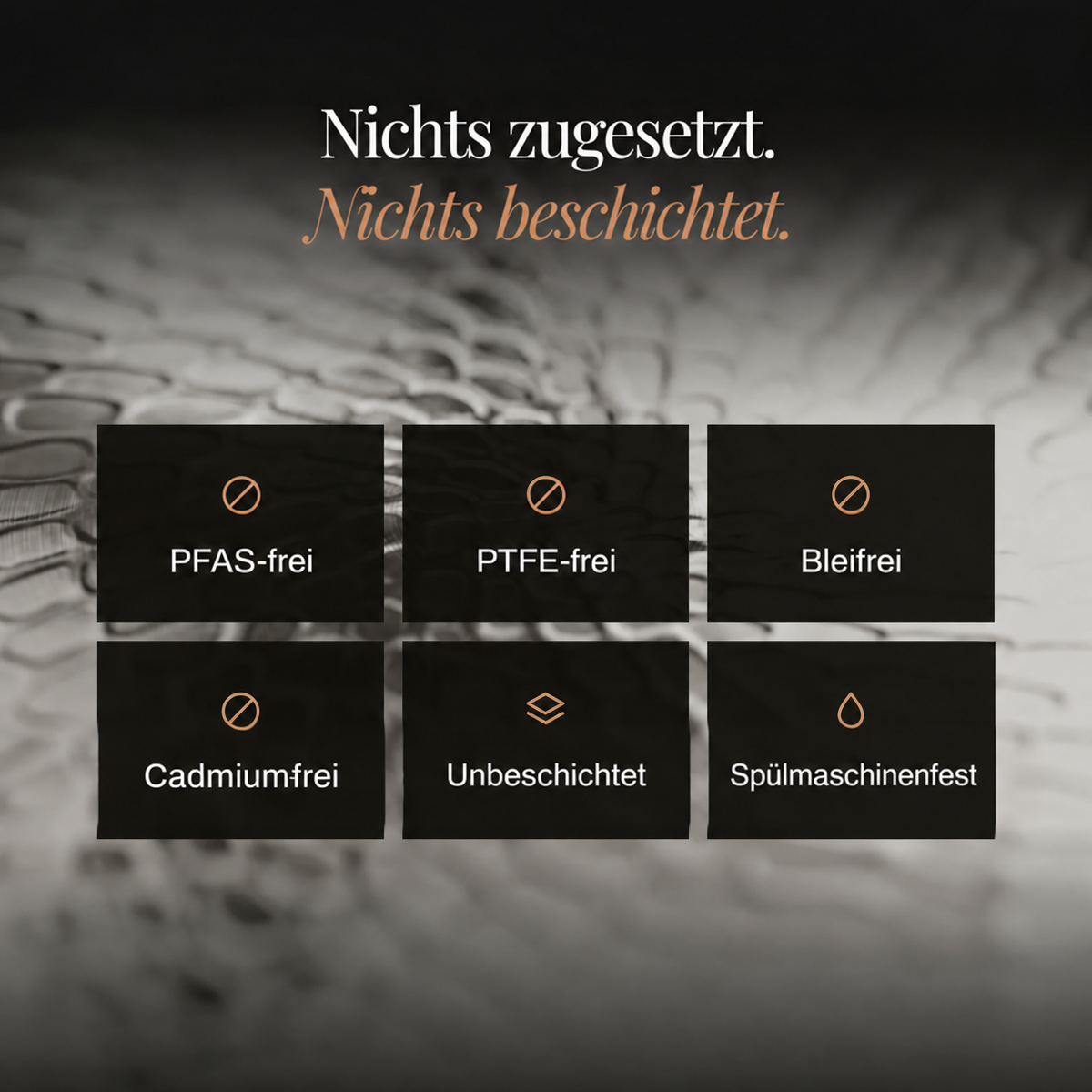 Grafik mit sechs Eigenschaften der Pfannen vor einer Nahaufnahme der Wabenstruktur, darunter unbeschichtet und 3