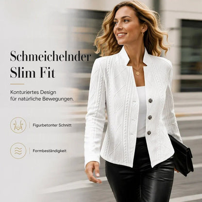 Frau im weißen strukturierten Blazer mit schwarzer Lederhose und Clutch geht lächelnd eine Straße entlang, Grafik zur Passform. 18
