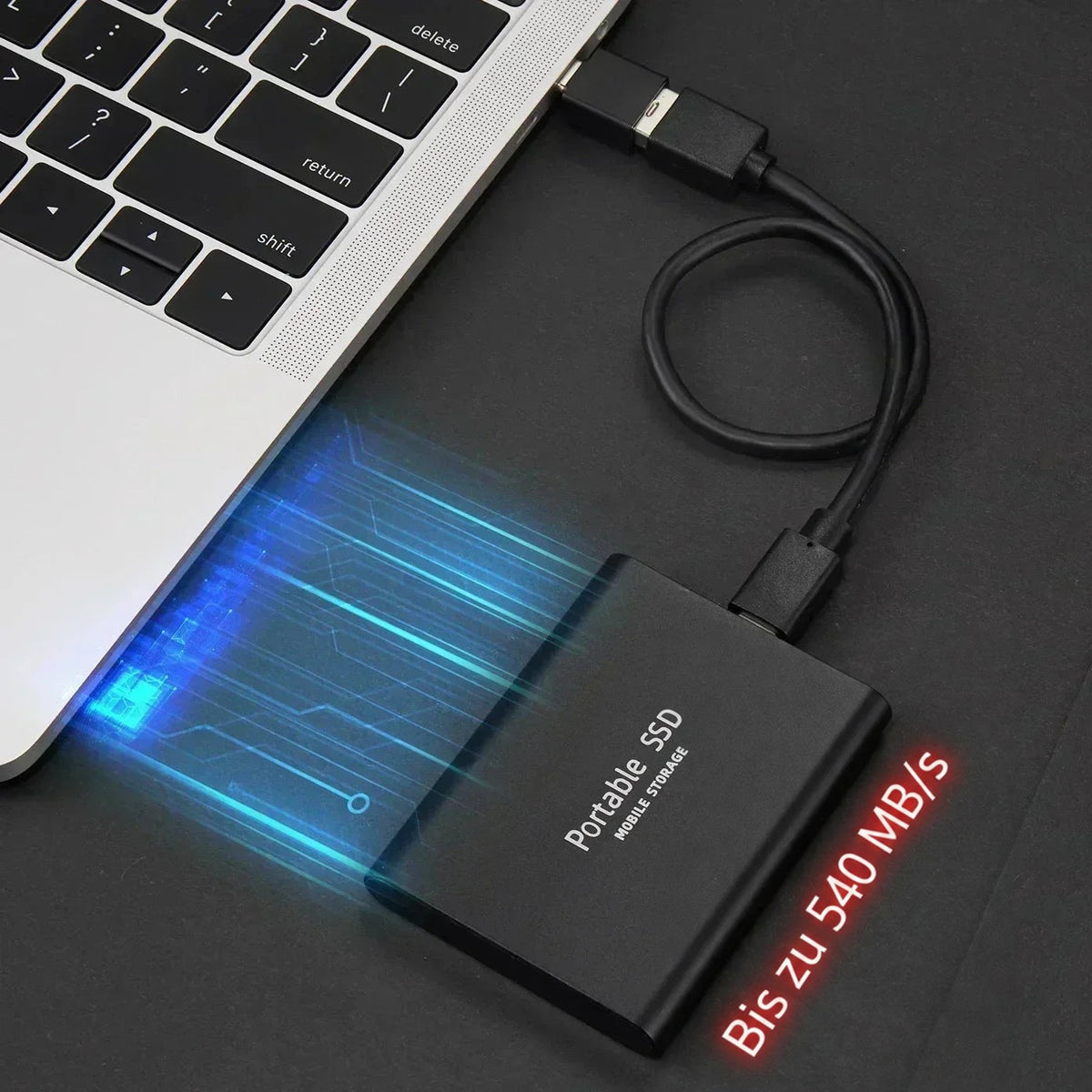 Schwarze externe SSD per Kabel an einem aufgeklappten Laptop angeschlossen, blaue Lichtspuren deuten schnelle Datenübertragung an. 1