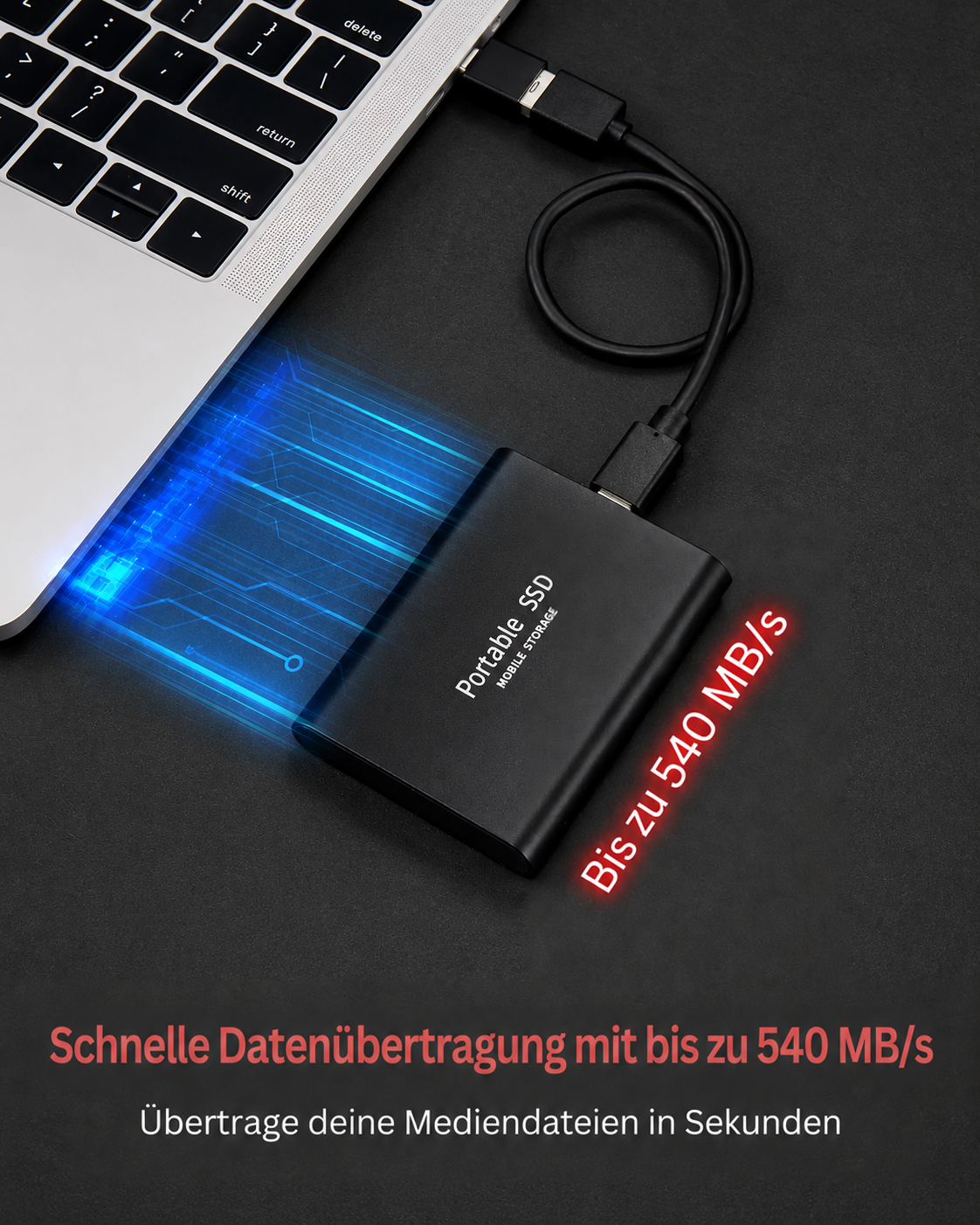 Schwarze SSD per Kabel an einem Laptop auf dunklem Untergrund, blaue Lichtspuren und roter Schriftzug veranschaulichen die schnelle Datenübertragung. 5